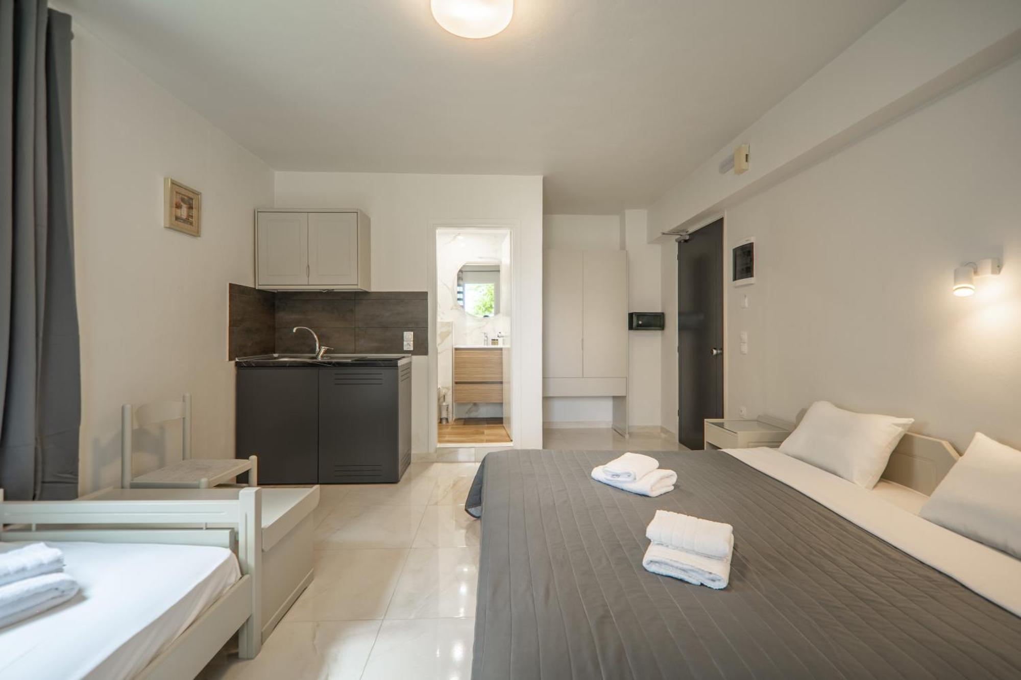 Manos Beachside Apartments Agia Marina Zimmer foto