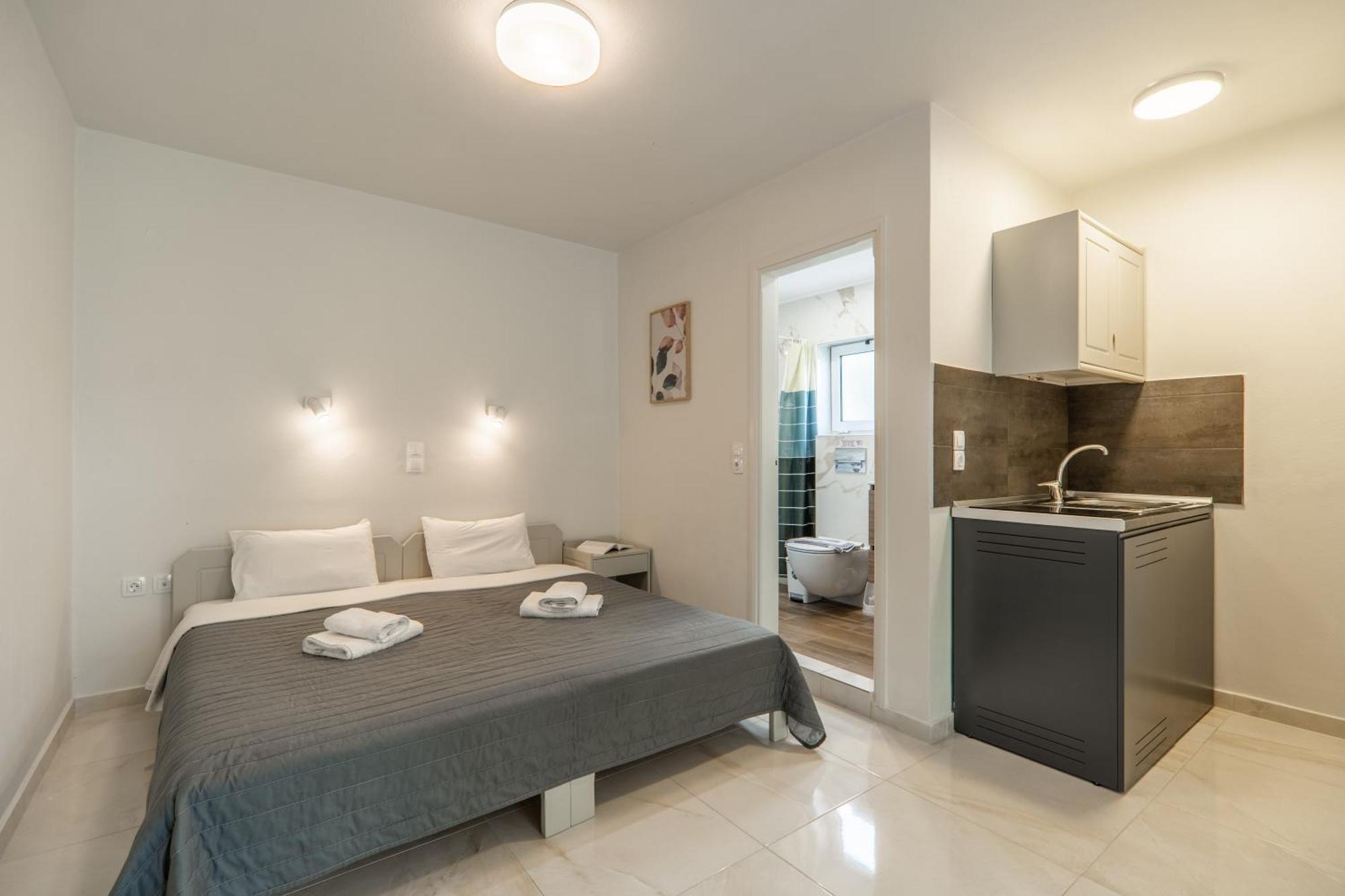 Manos Beachside Apartments Agia Marina Exterior foto