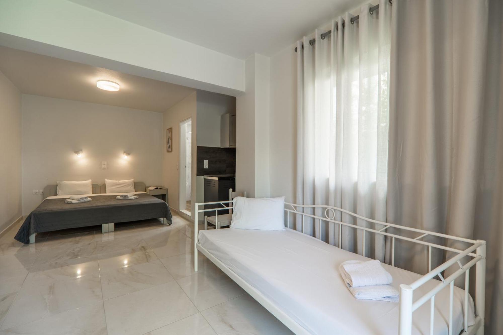 Manos Beachside Apartments Agia Marina Exterior foto