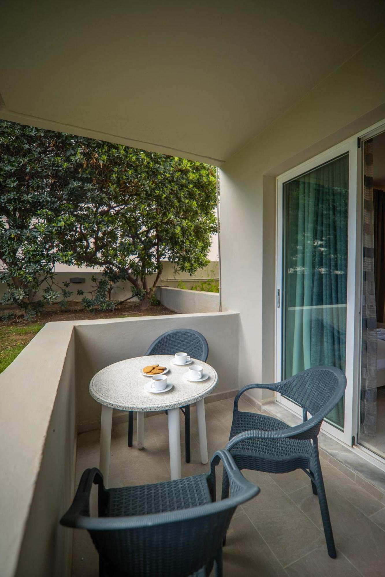Manos Beachside Apartments Agia Marina Exterior foto