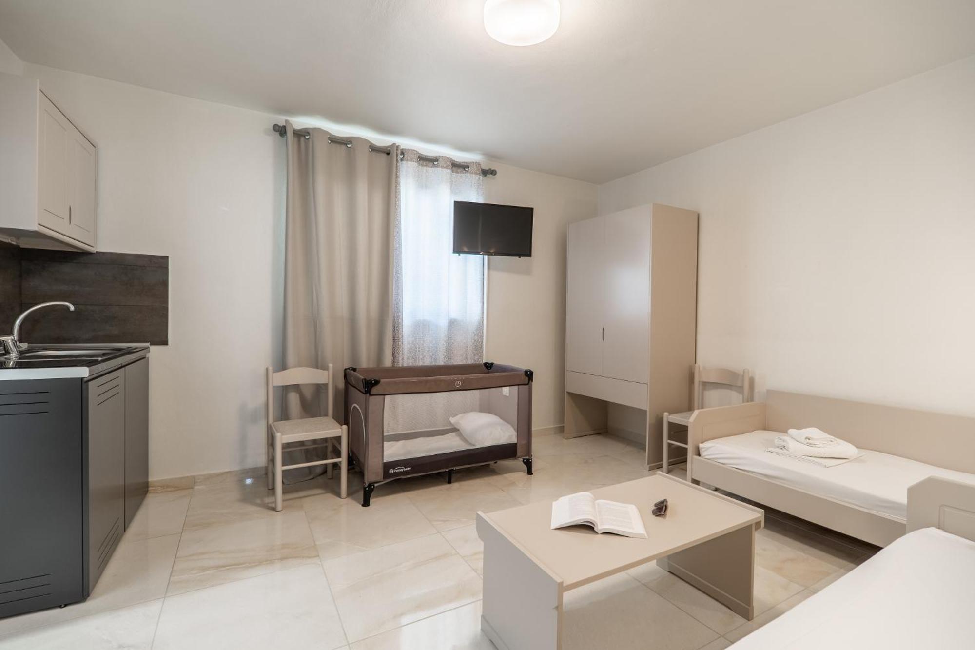 Manos Beachside Apartments Agia Marina Zimmer foto