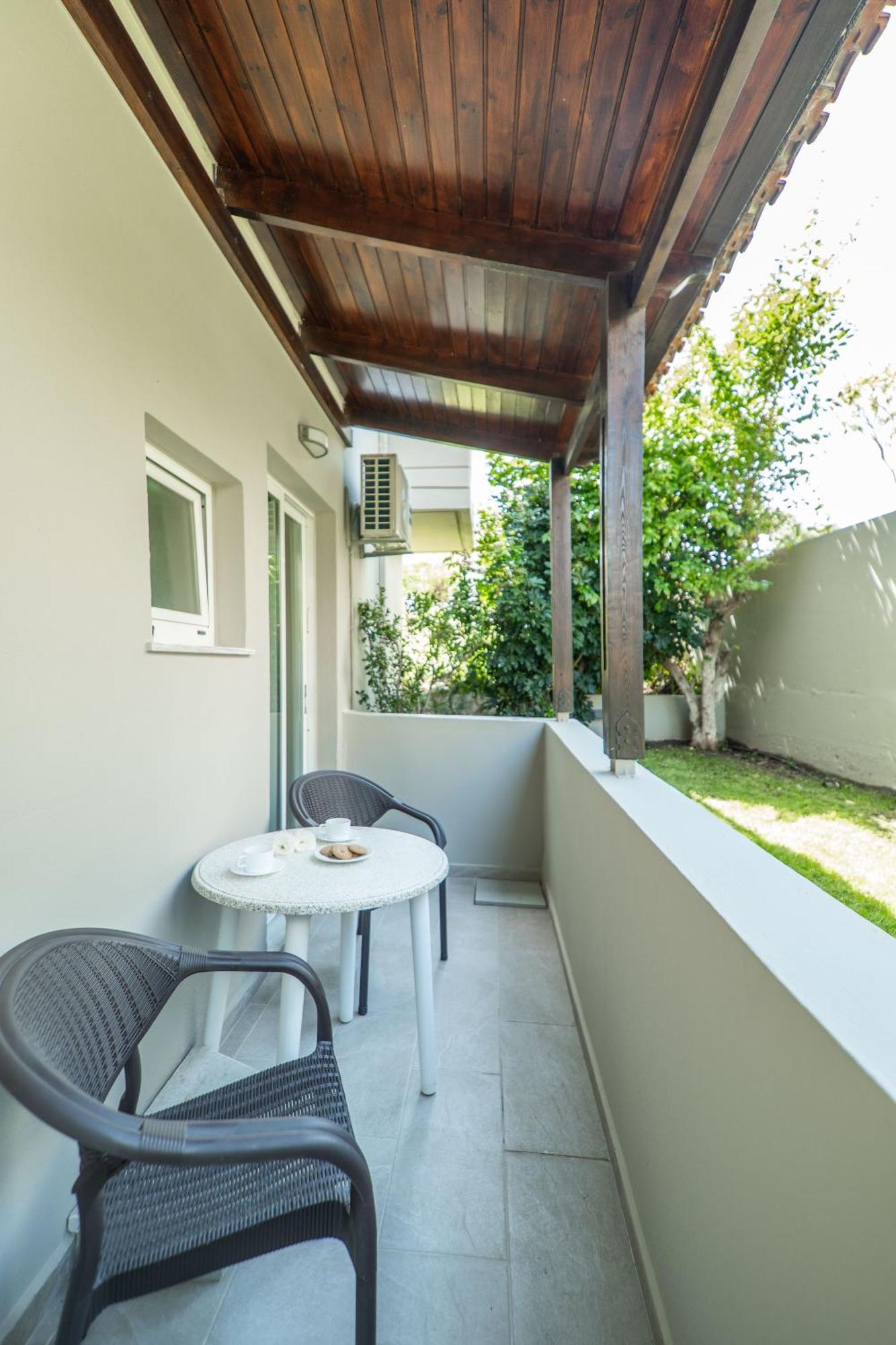 Manos Beachside Apartments Agia Marina Exterior foto