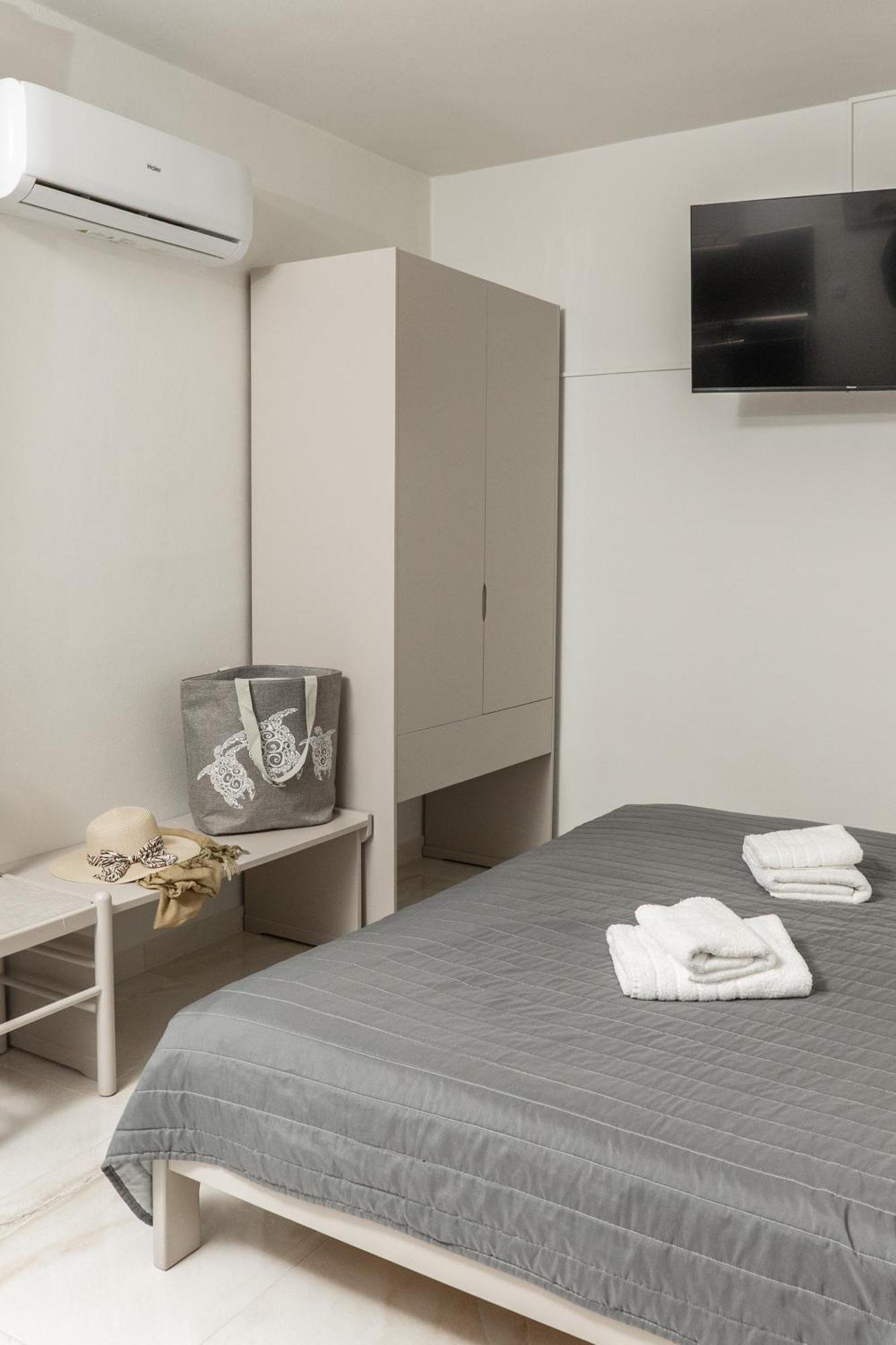 Manos Beachside Apartments Agia Marina Zimmer foto