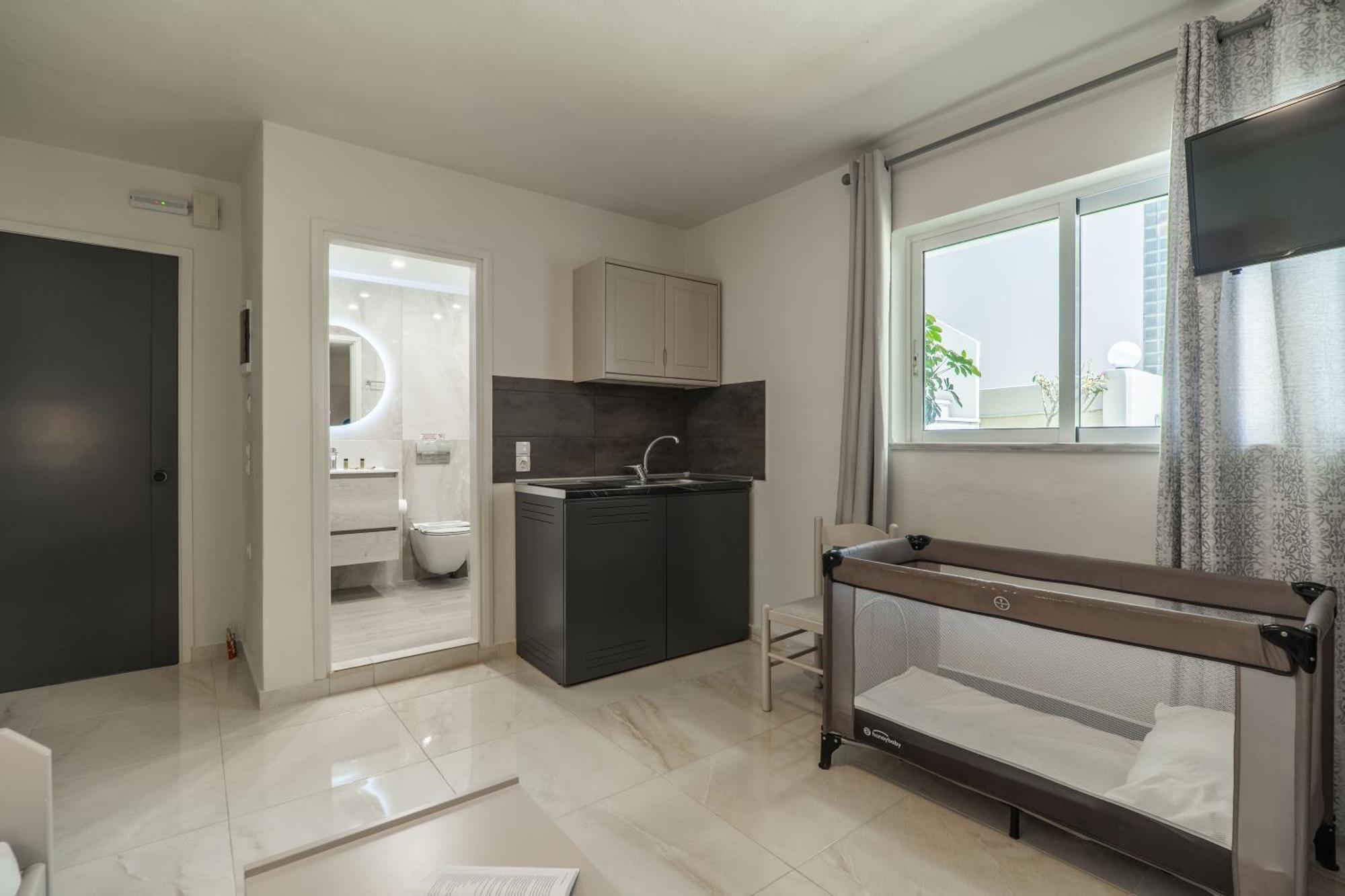 Manos Beachside Apartments Agia Marina Zimmer foto