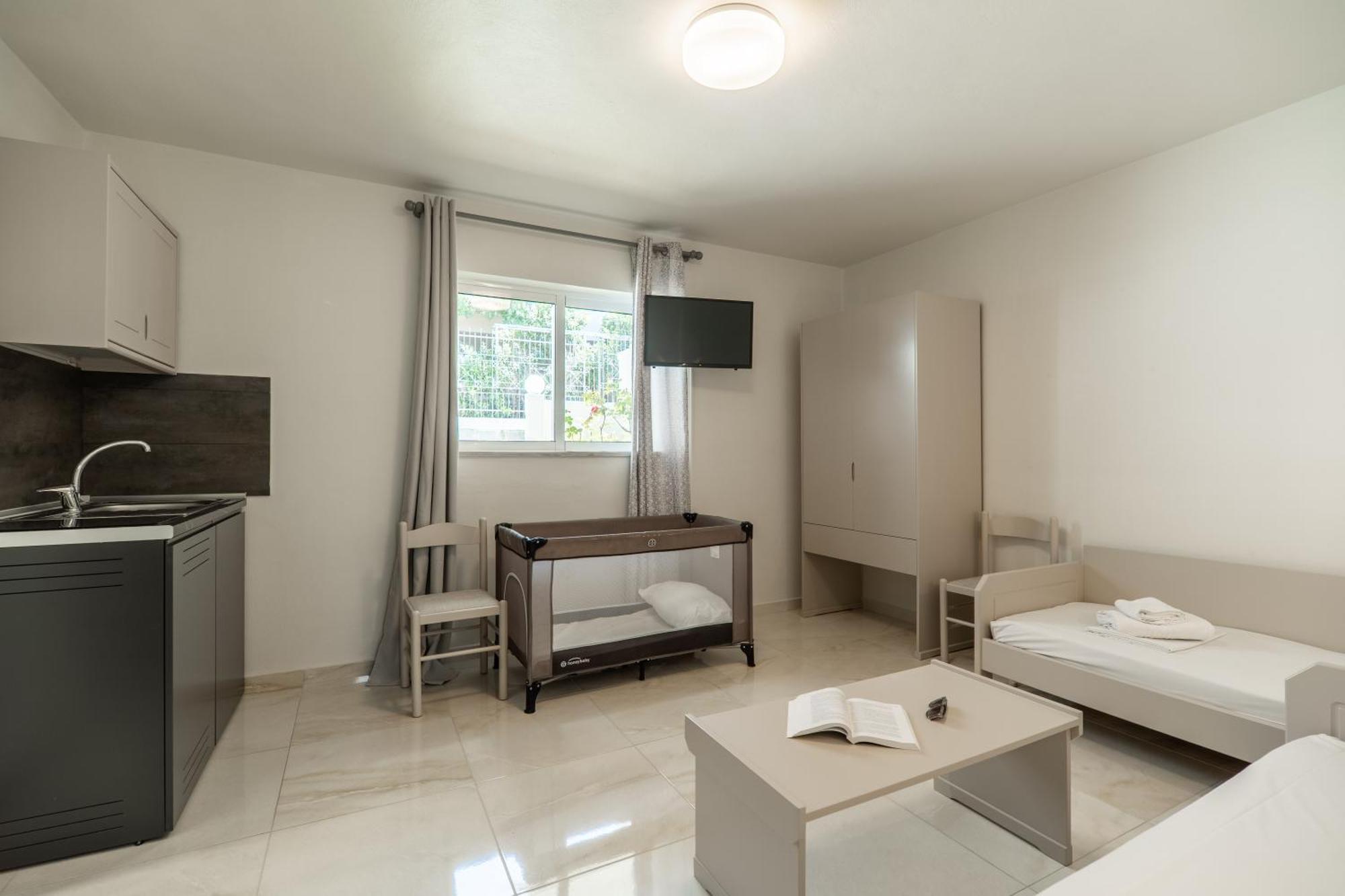 Manos Beachside Apartments Agia Marina Zimmer foto