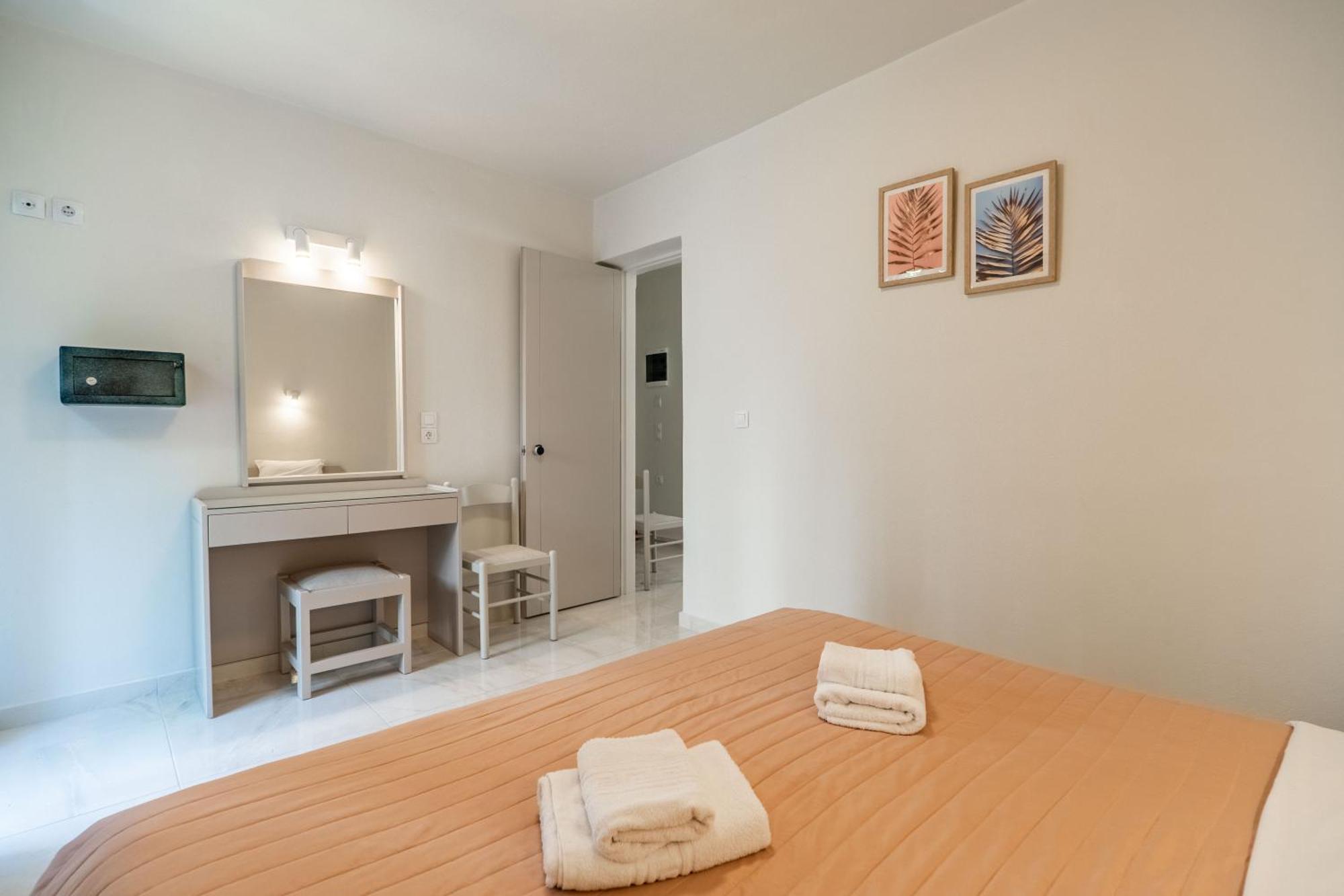 Manos Beachside Apartments Agia Marina Zimmer foto