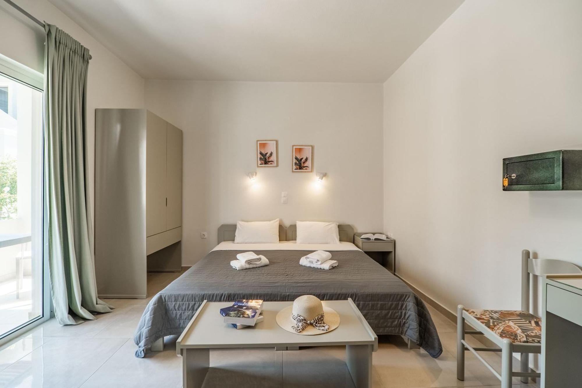 Manos Beachside Apartments Agia Marina Zimmer foto