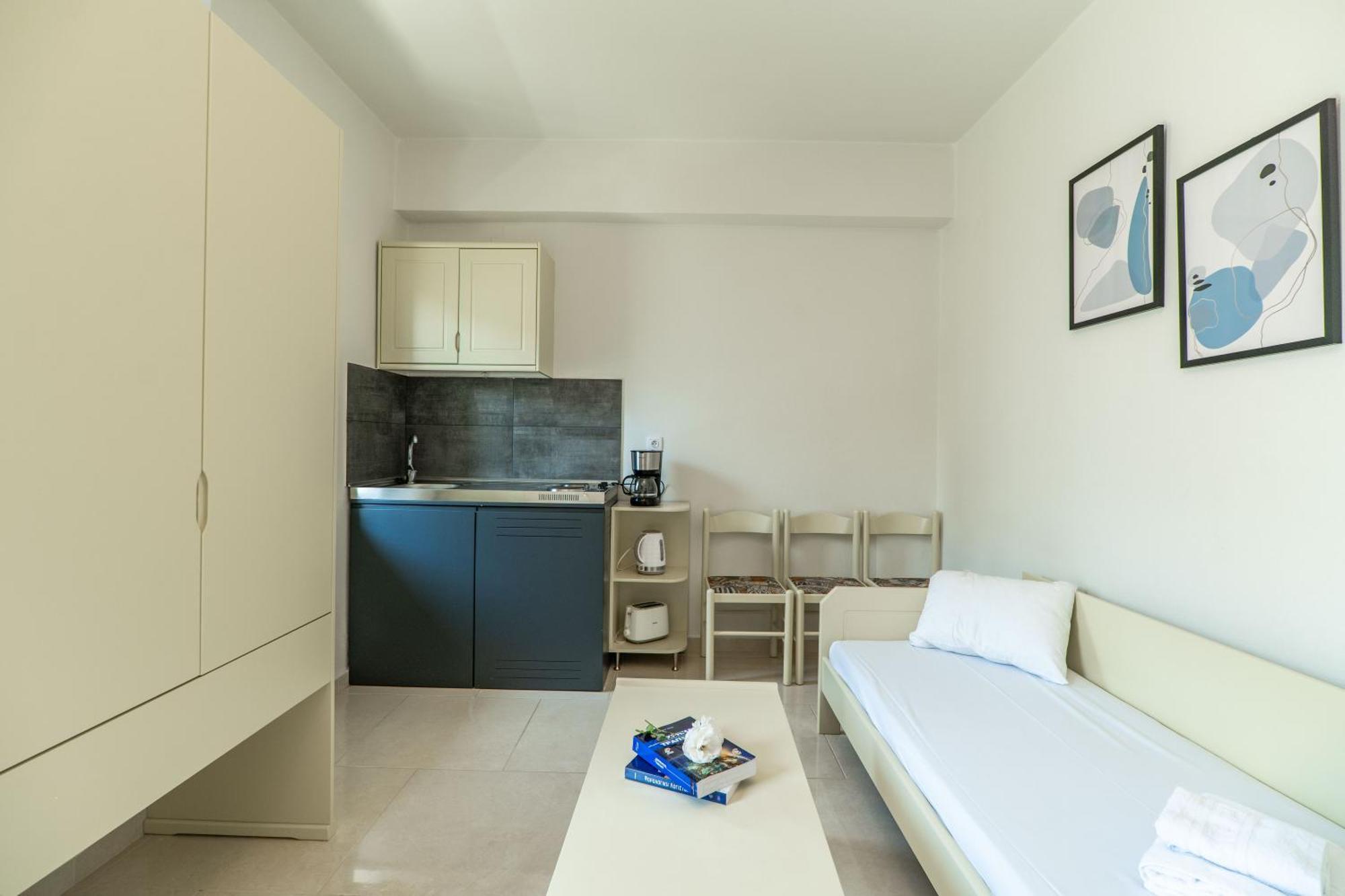 Manos Beachside Apartments Agia Marina Exterior foto